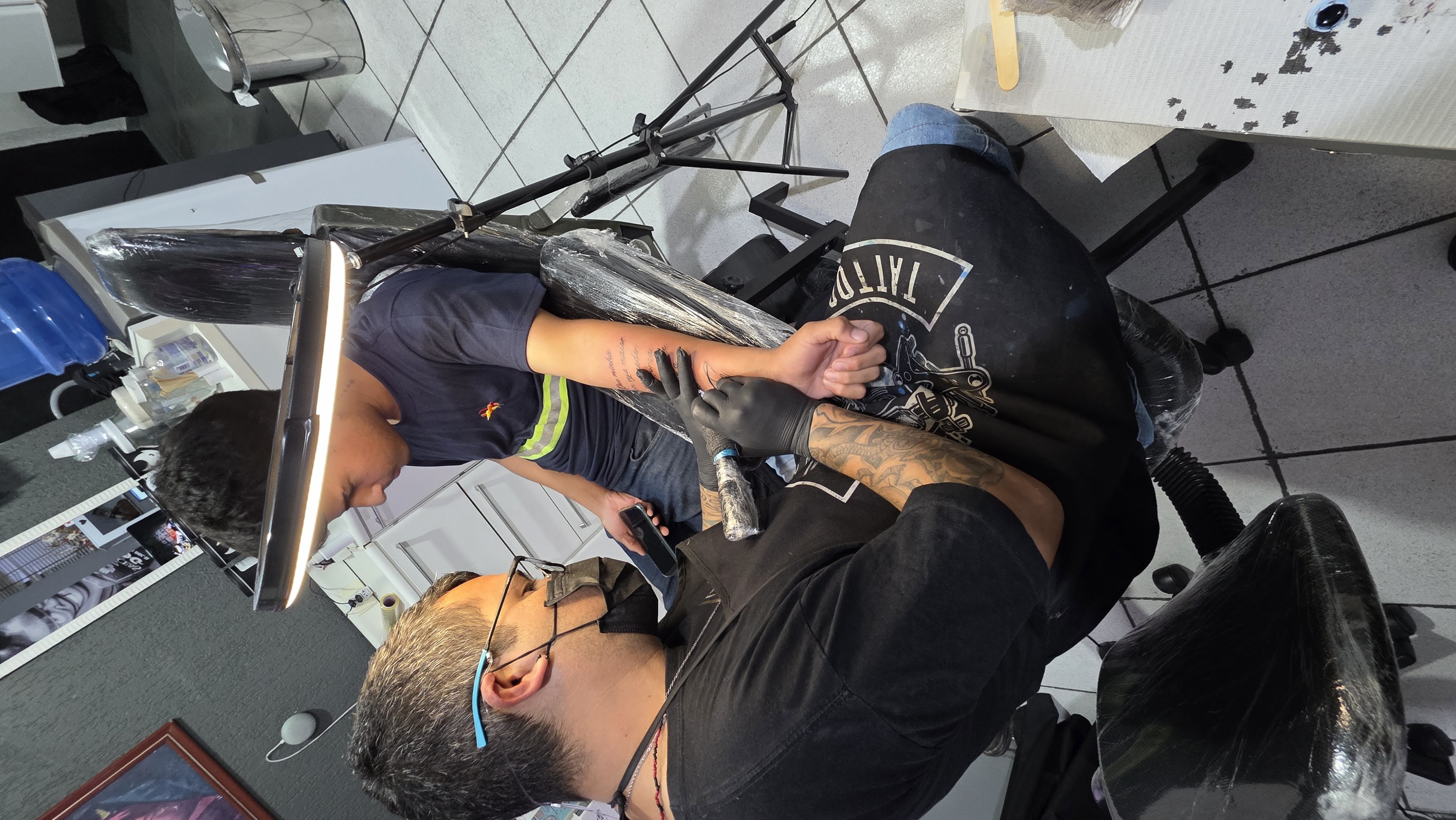 Tatuador profissional trabalhando